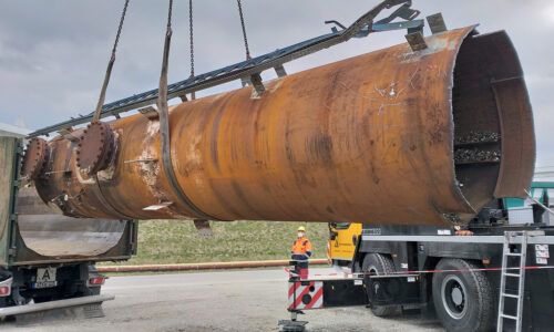 Metallschrott wird verladen mit Autokran auf BÜCHL-Container und Tieflader