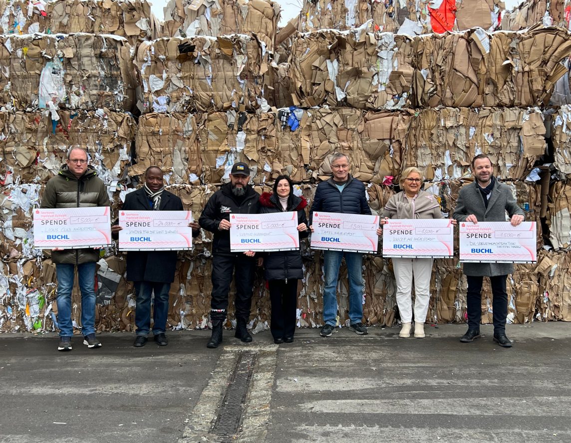 Auf dem BÜCHL-Gelände freuen sich die Spendenempfänger von sechs Einrichtungen über die Weihnachtsspende der BÜCHL Firmengruppe.