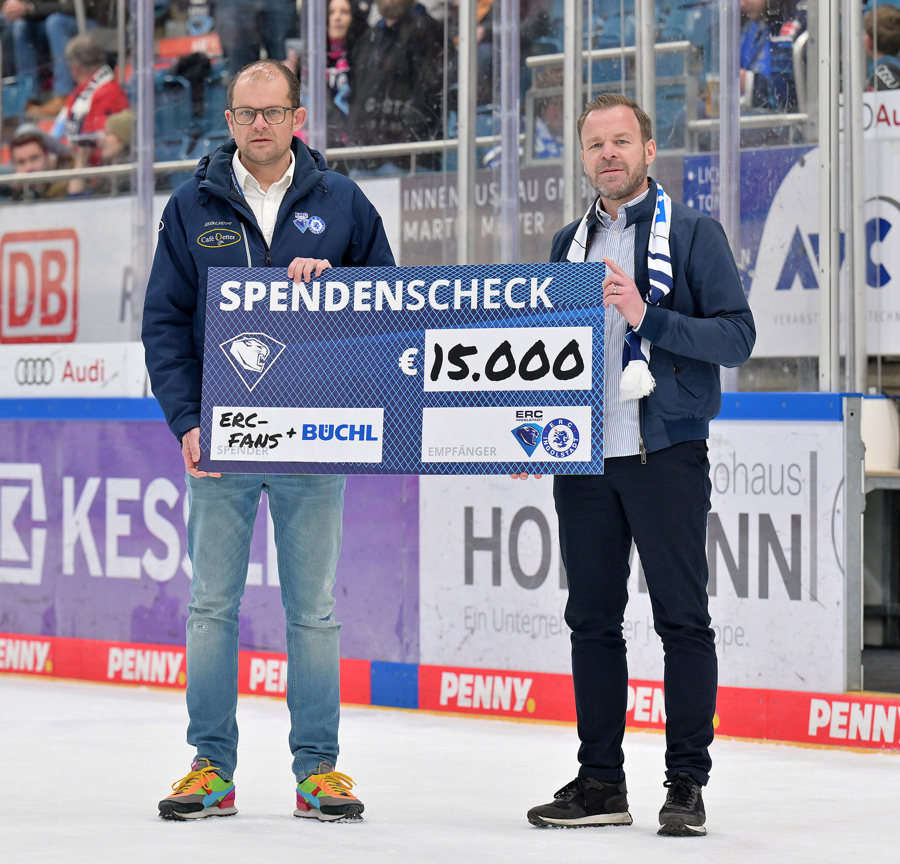 Spendenübergabe ERC-Fans u BÜCHL an ERCI-Jugend_Becherspenden_©Johannes Traub/JT-Presse.de