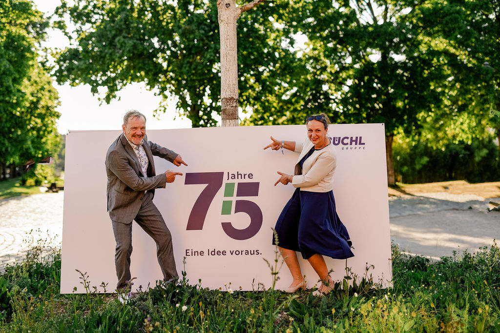 Geschäftsleitung Jürgen Kienlein und Alina Herbst vor dem Schild 75 Jahre BÜCHL Eine Idee voraus.